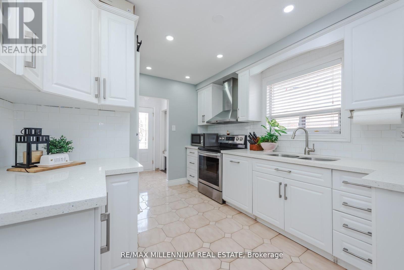 13 Cumberland Drive, Brampton, Ontario  L6V 1W5 - Photo 3 - W13452358