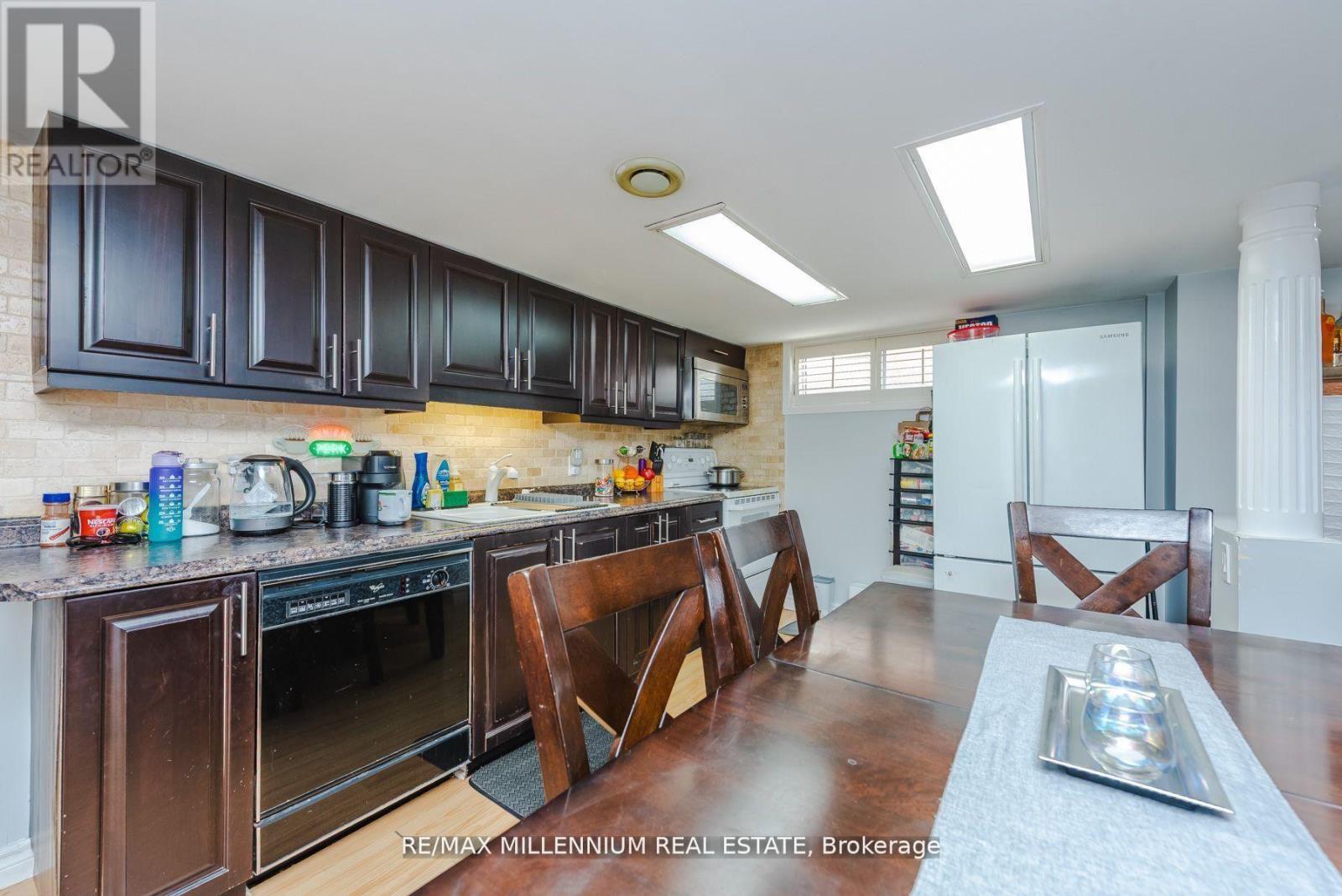 13 Cumberland Drive, Brampton, Ontario  L6V 1W5 - Photo 9 - W13452358