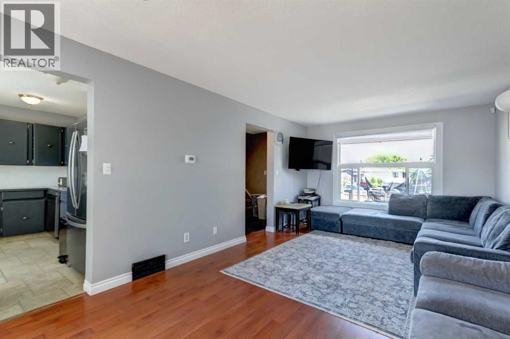 131 Dovertree Place Se, Calgary, Alberta  T2B 2K3 - Photo 5 - A2319028