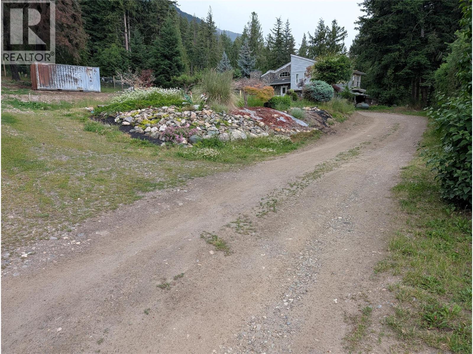 2573 Airstrip Road, Anglemont, British Columbia  V0E 1M7 - Photo 5 - 10391161
