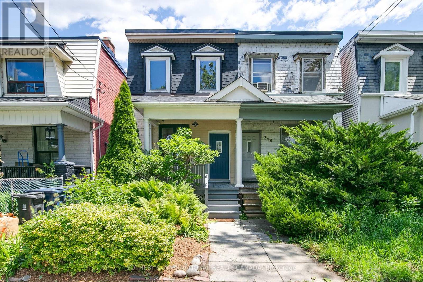 <div class="slider-price">$1,575,000</div><p>221 Booth Avenue, Toronto, Ontario</p>