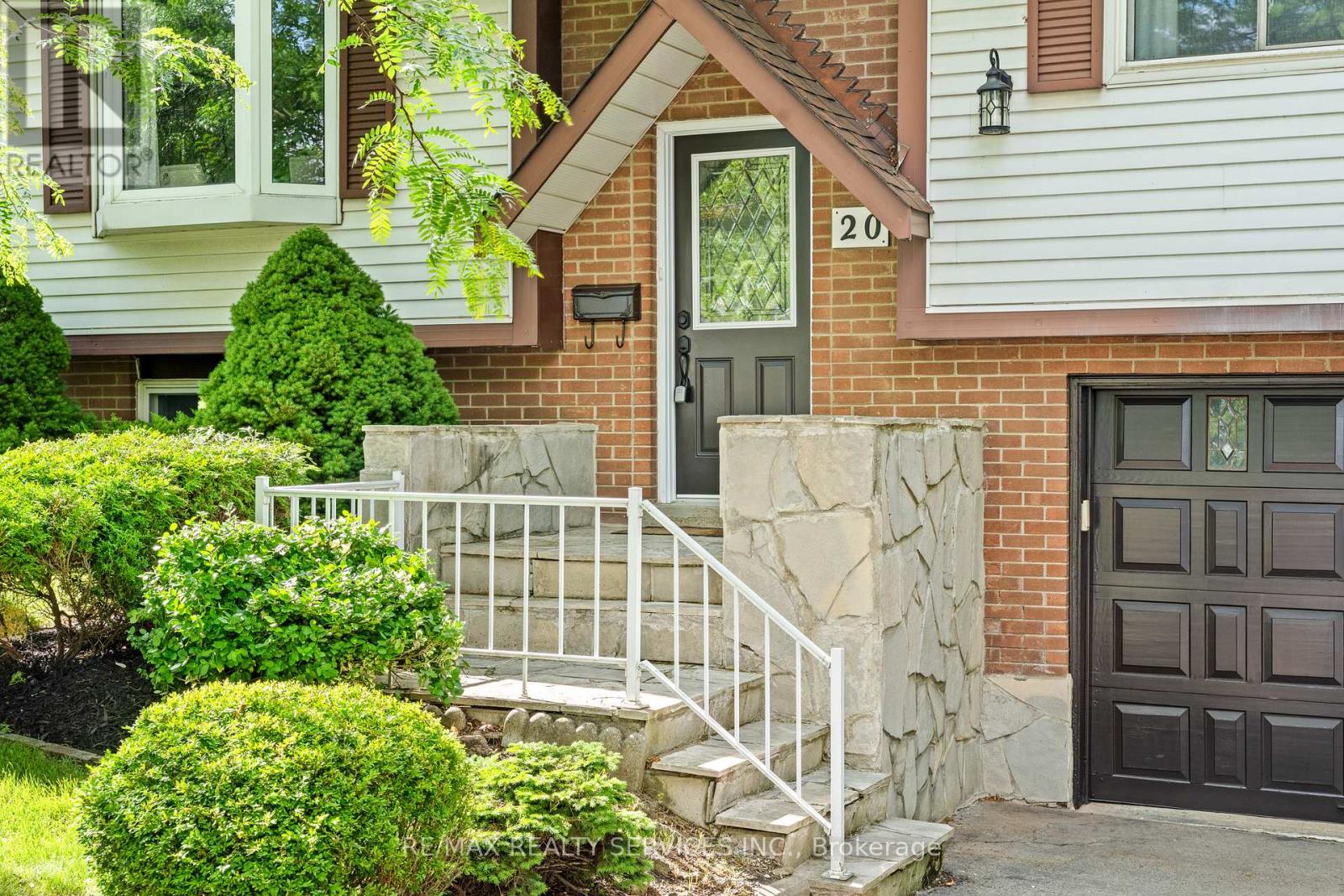 20 Linkdale Road, Brampton, Ontario  L6V 2Y4 - Photo 3 - W13452598