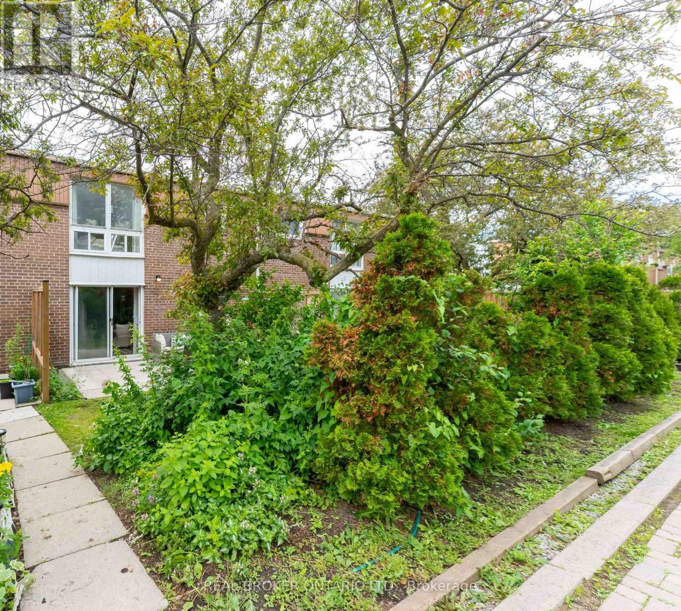 15 - 10 LEITH HILL ROAD, Toronto, Ontario