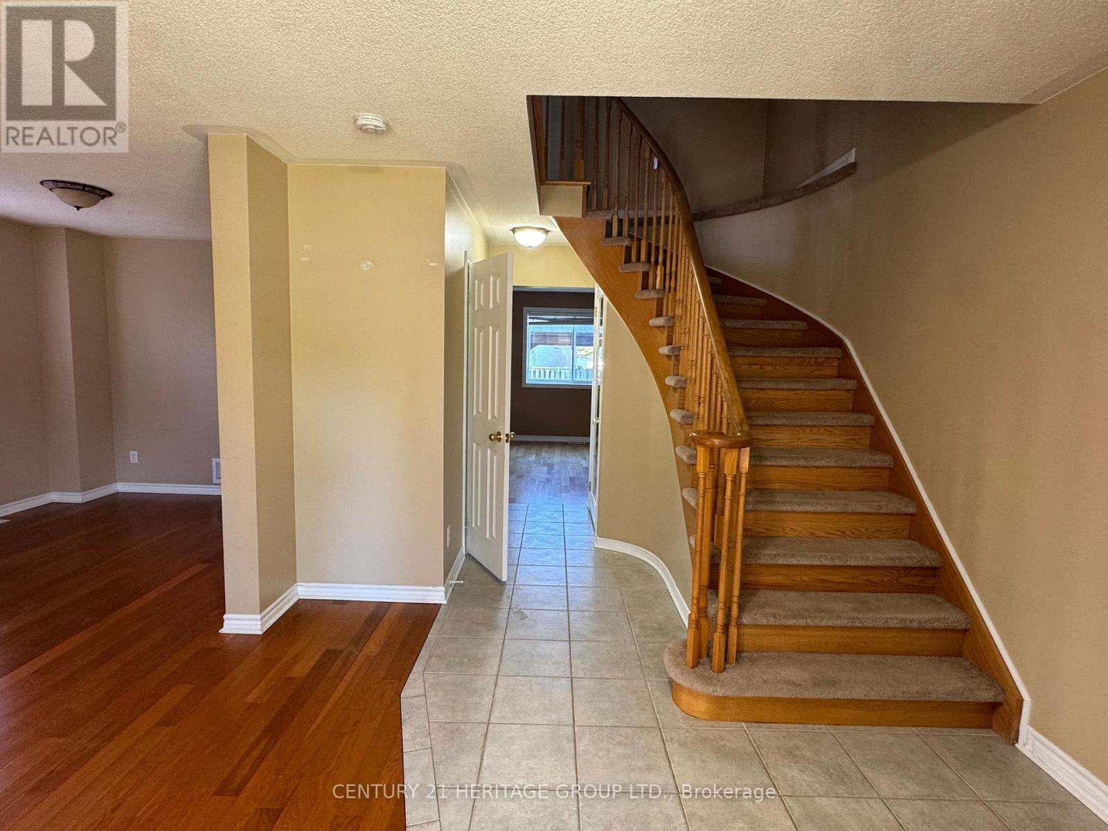 82 Kenwell Crescent, Barrie (Holly), Ontario L4N 0Z6 - Photo 2 - S13452896
