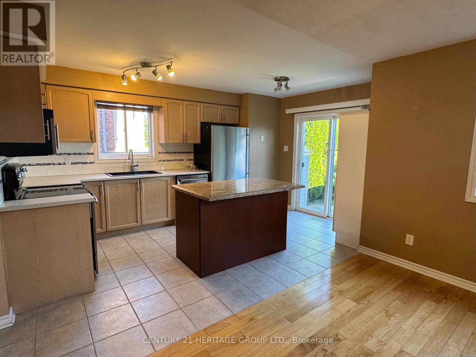 82 Kenwell Crescent, Barrie (Holly), Ontario L4N 0Z6 - Photo 3 - S13452896
