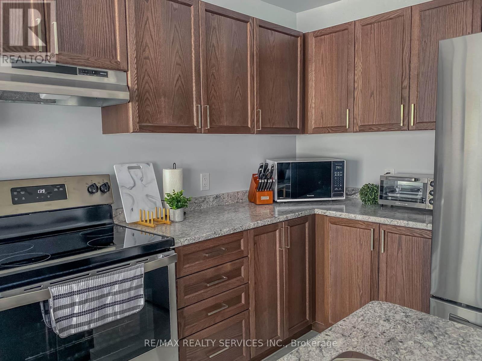 6763 Cropp Street E, Niagara Falls, Ontario  L2E 5J8 - Photo 4 - X13452772