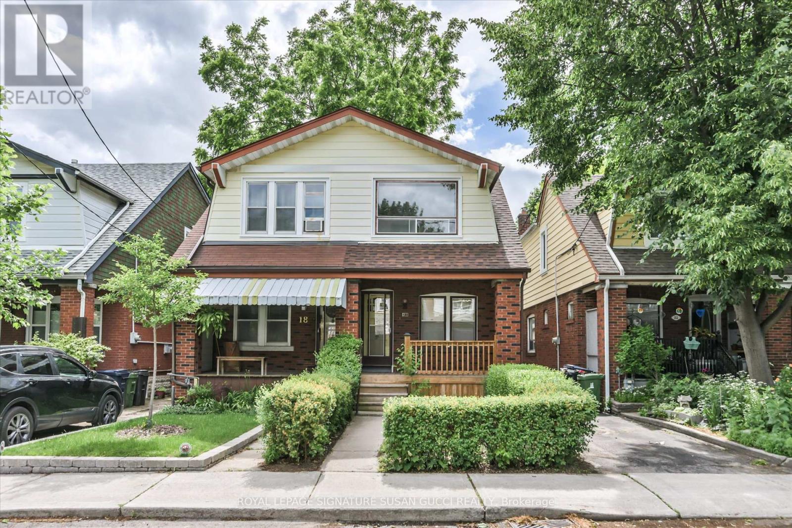 <div class="slider-price">$799,000</div><p>20 Bonnie Brae Boulevard, Toronto, Ontario</p>