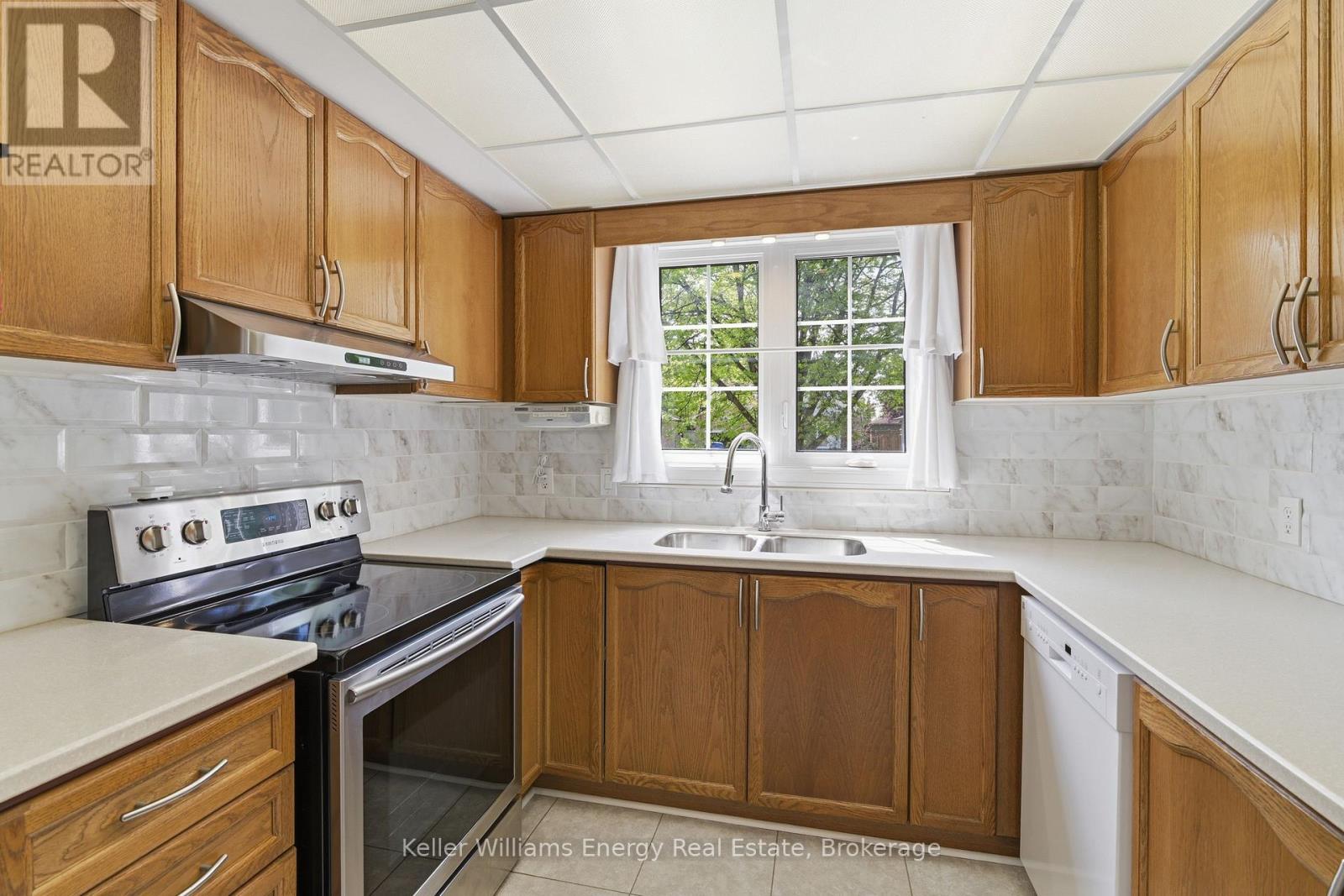 18 Arran Court, Clarington, Ontario  L1E 2E5 - Photo 6 - E13453252