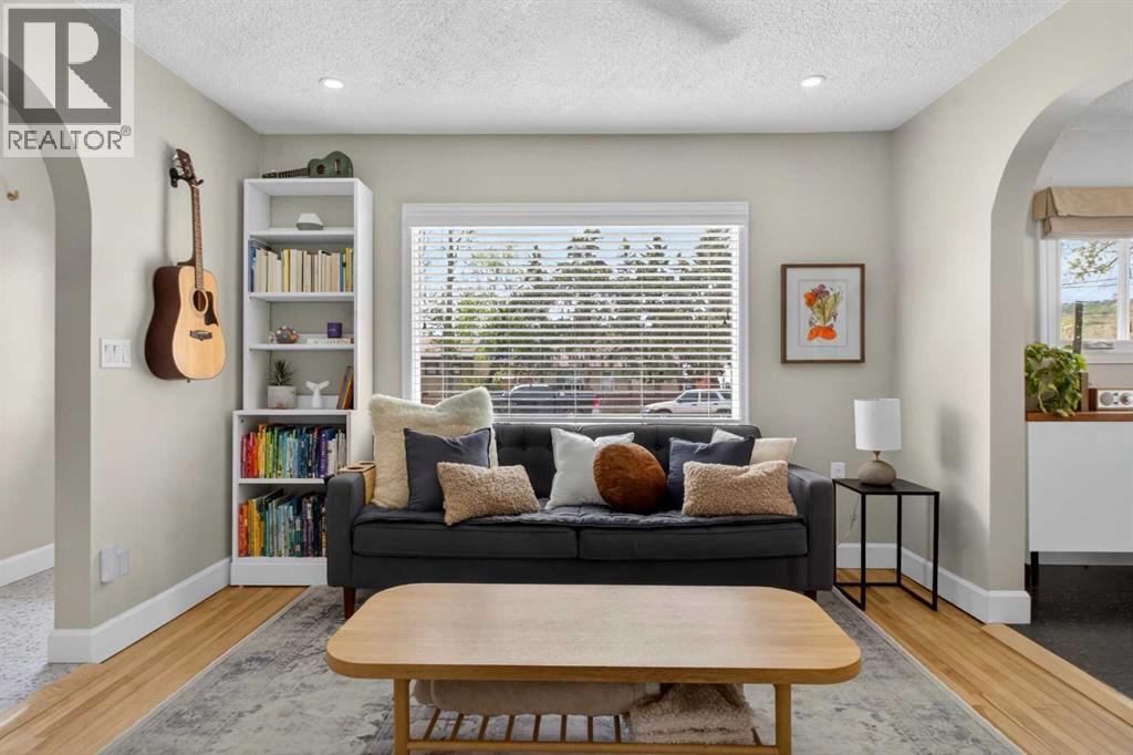 6132 33 Avenue Nw, Calgary, Alberta  T3B 2K5 - Photo 11 - A2320757