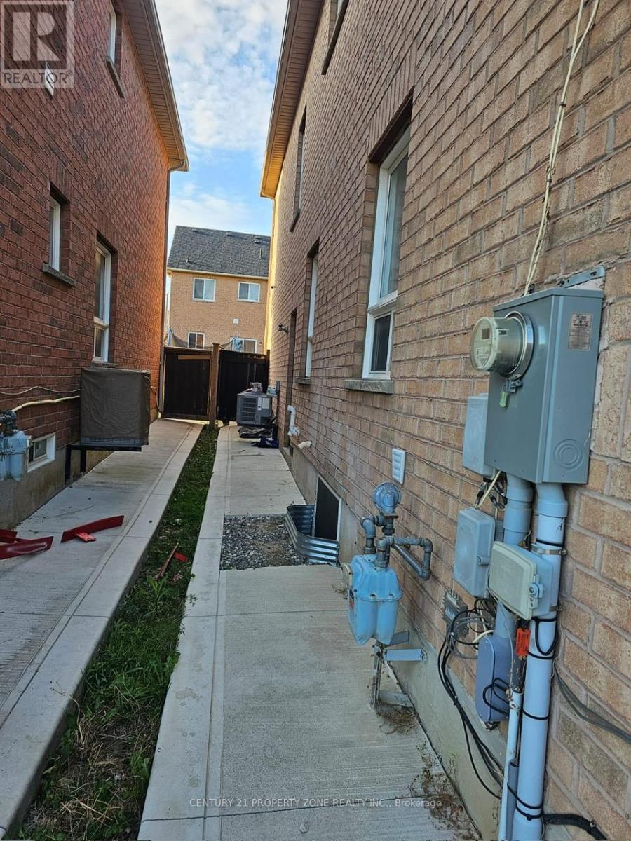 11 Chalkfarm Crescent, Brampton, Ontario  L7A 3V8 - Photo 9 - W13453058