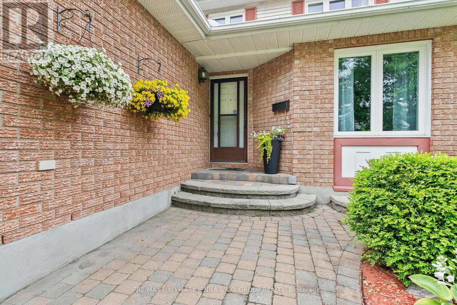 70 Huntersfield Drive, Ottawa, Ontario K1T 3L7 - Photo 2 - X13453188