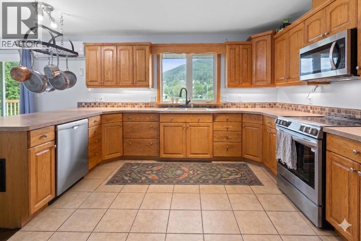 2408 Birch Street, Creston, British Columbia  V0B 1G5 - Photo 4 - 10391580