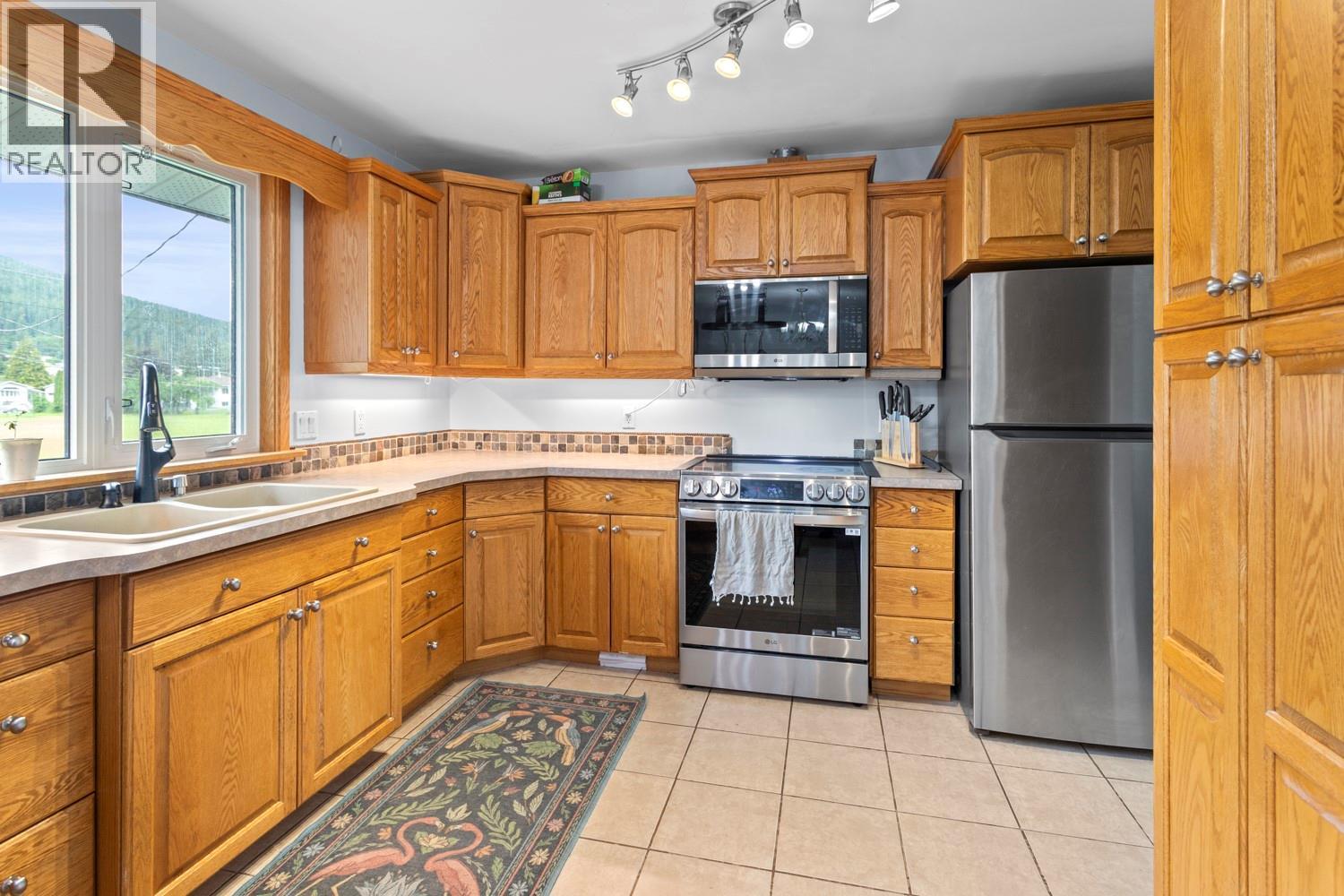 2408 Birch Street, Creston, British Columbia  V0B 1G5 - Photo 5 - 10391580