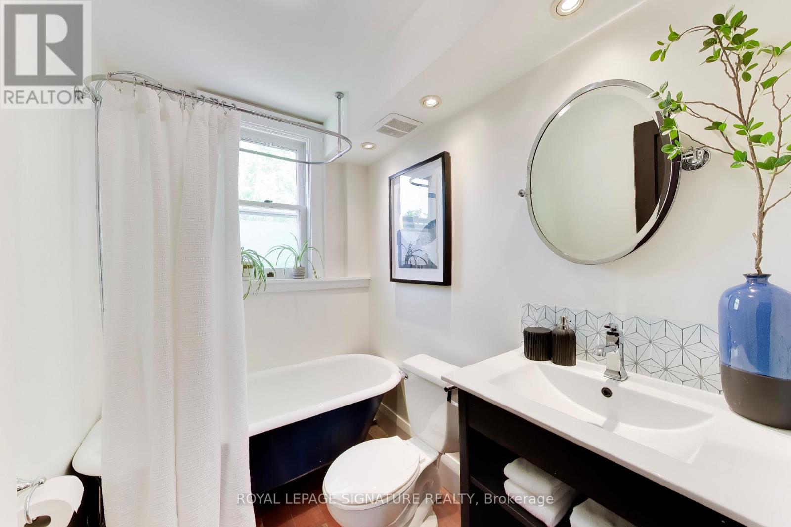 2102 Gerrard Street E, Toronto, Ontario  M4E 2B8 - Photo 16 - E13453176