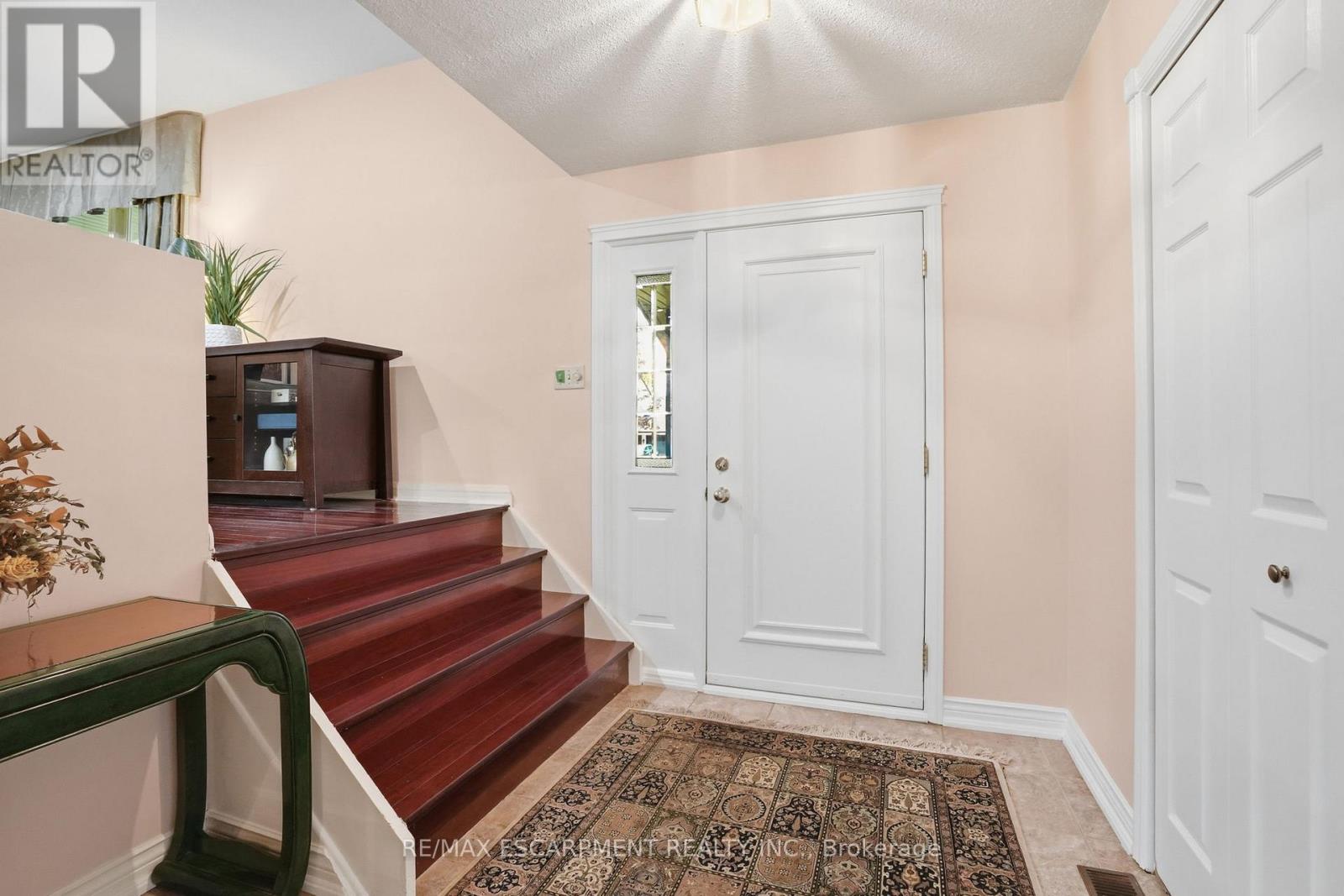 1321 Fairway Court, Burlington, Ontario L7P 1M5 - Photo 4 - W13453080