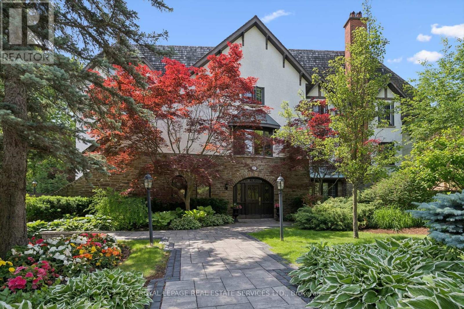 <div class="slider-price">$1,219,000</div><p>305 - 71 Old Mill Road, Toronto, Ontario</p>