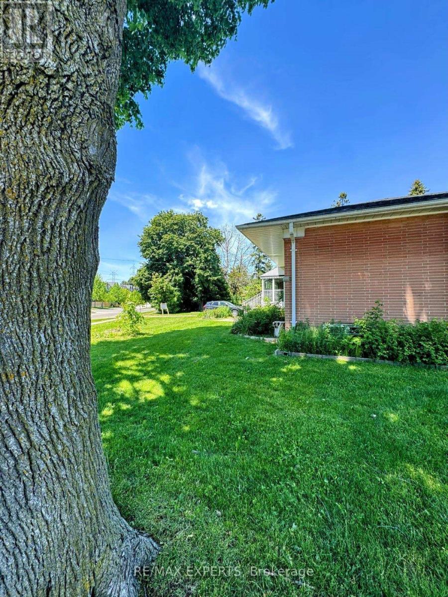 71 Lloyd Manor Road, Toronto, Ontario  M9B 5J2 - Photo 11 - W13453178