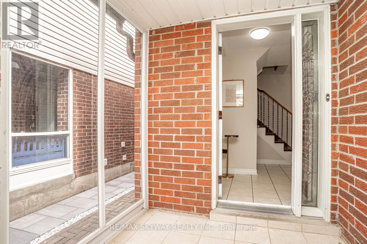 15 Cresswell Drive, Brampton, Ontario  L6Y 2T5 - Photo 4 - W13453230
