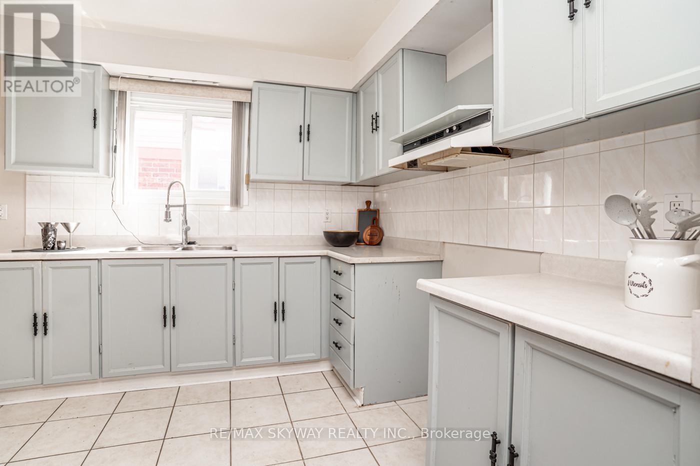 15 Cresswell Drive, Brampton, Ontario  L6Y 2T5 - Photo 9 - W13453230