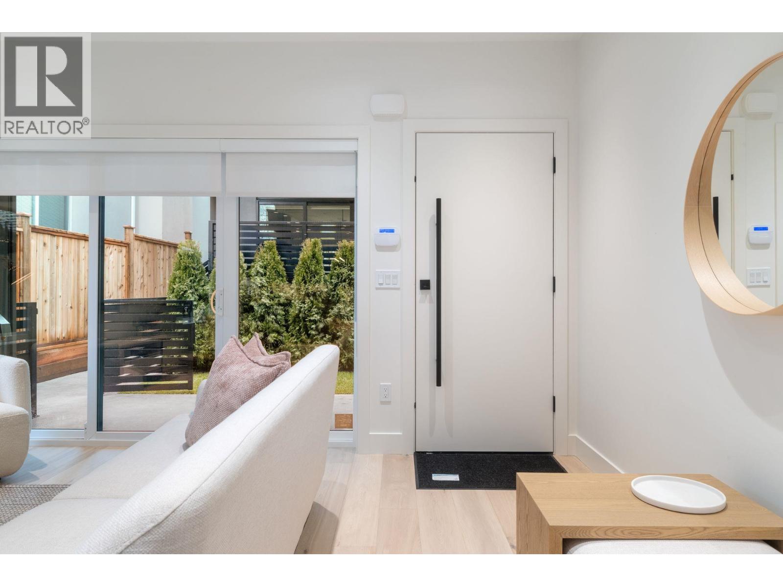 2 2539 Grant Street, Vancouver, British Columbia  V5K 3G6 - Photo 3 - R3136678