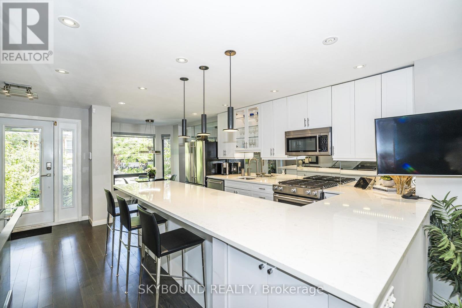 49 Victor Avenue, Toronto, Ontario  M4K 1A7 - Photo 10 - E13453346