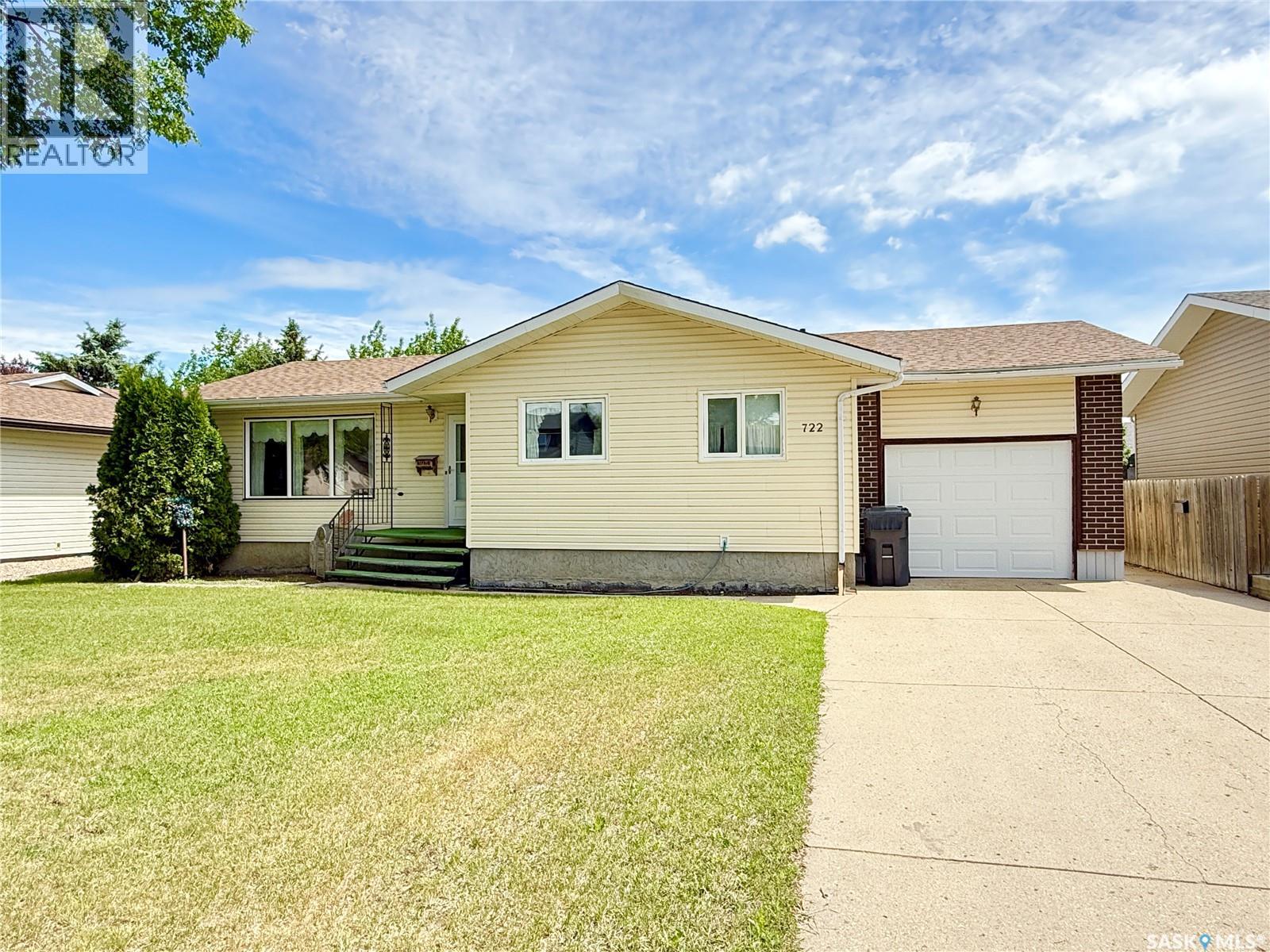722 Washington Drive, Weyburn, Saskatchewan S4H 3C8 - Photo 1 - SK039660