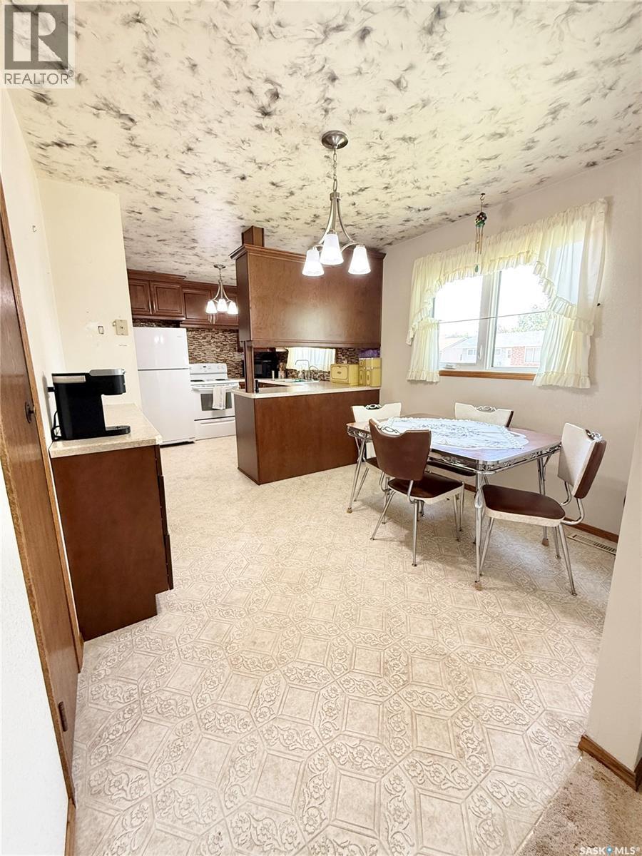 722 Washington Drive, Weyburn, Saskatchewan S4H 3C8 - Photo 12 - SK039660