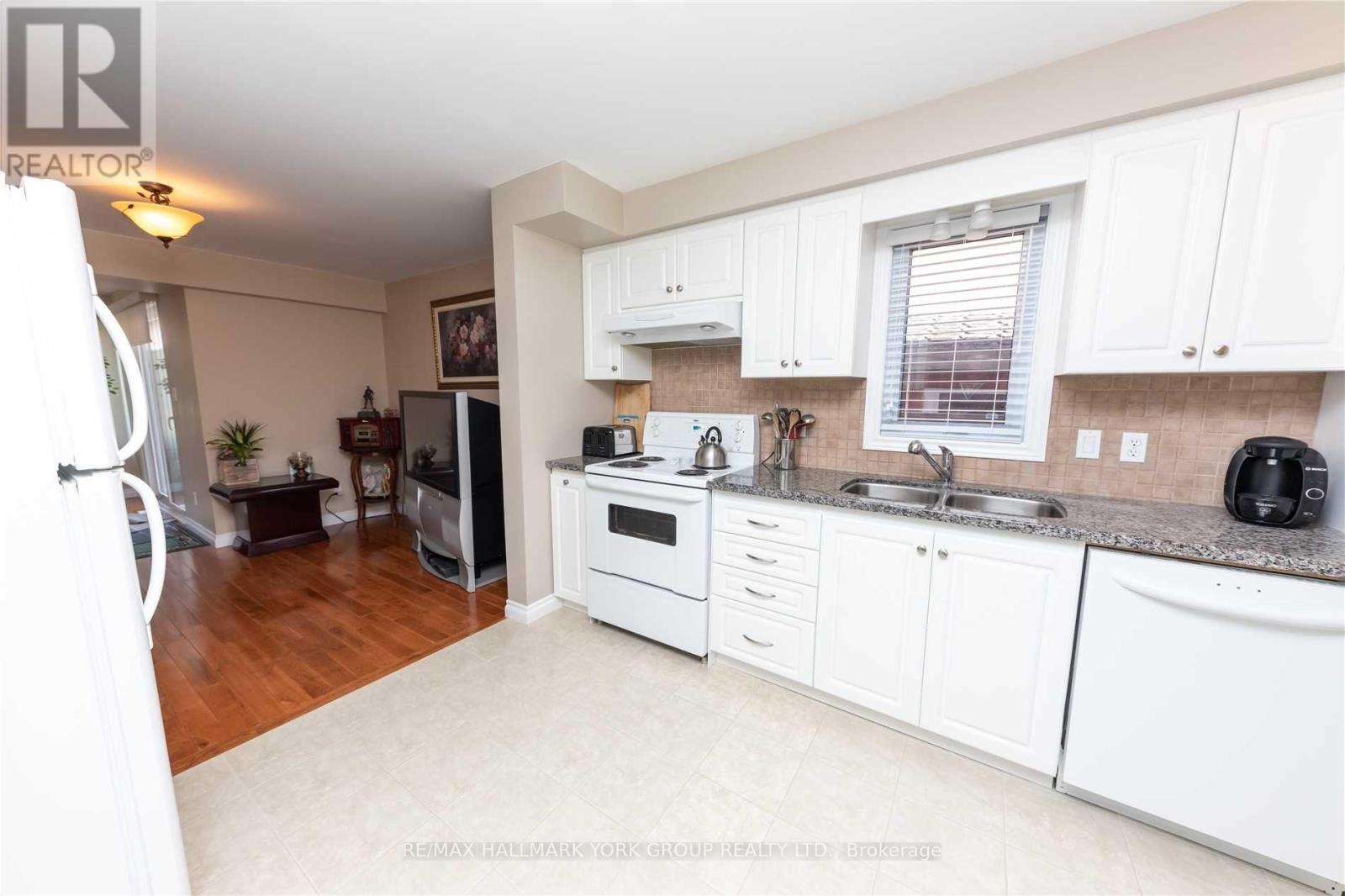 22 Cashel Court, Aurora, Ontario  L4G 6R8 - Photo 4 - N13445786