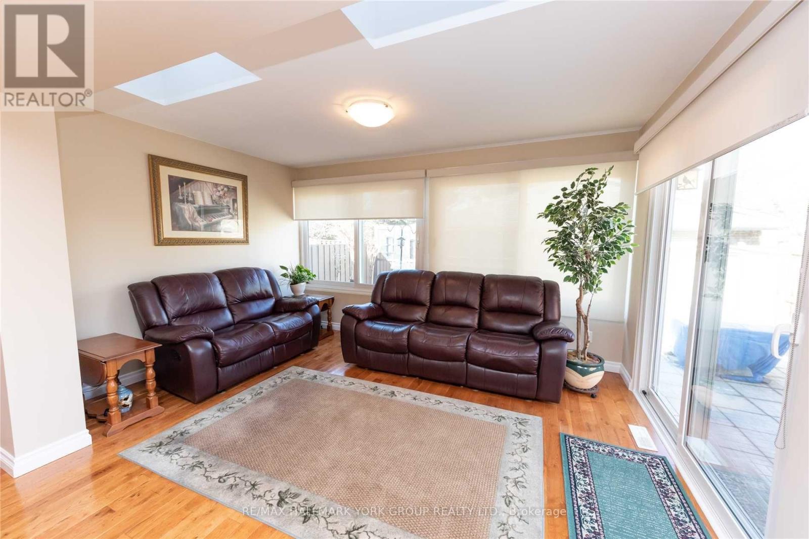 22 Cashel Court, Aurora, Ontario  L4G 6R8 - Photo 7 - N13445786