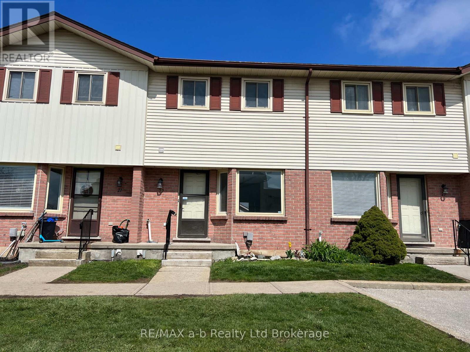 <div class="slider-price">$2,350 Monthly</div><p>22 - 1115 Nellis Street, Woodstock, Ontario</p>