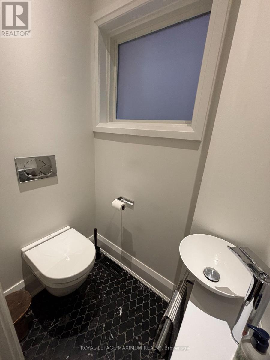 47 Vermont Avenue, Toronto, Ontario  M6G 2P6 - Photo 16 - C13453336