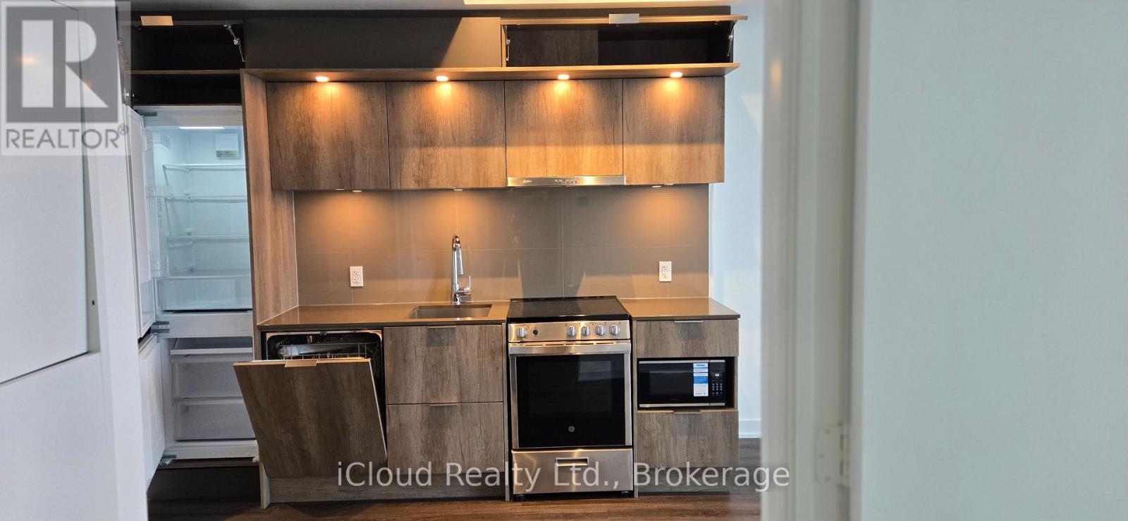 4006 - 448 Burmhamthorpe Road W, Mississauga, Ontario  L5B 0R4 - Photo 2 - W13453386