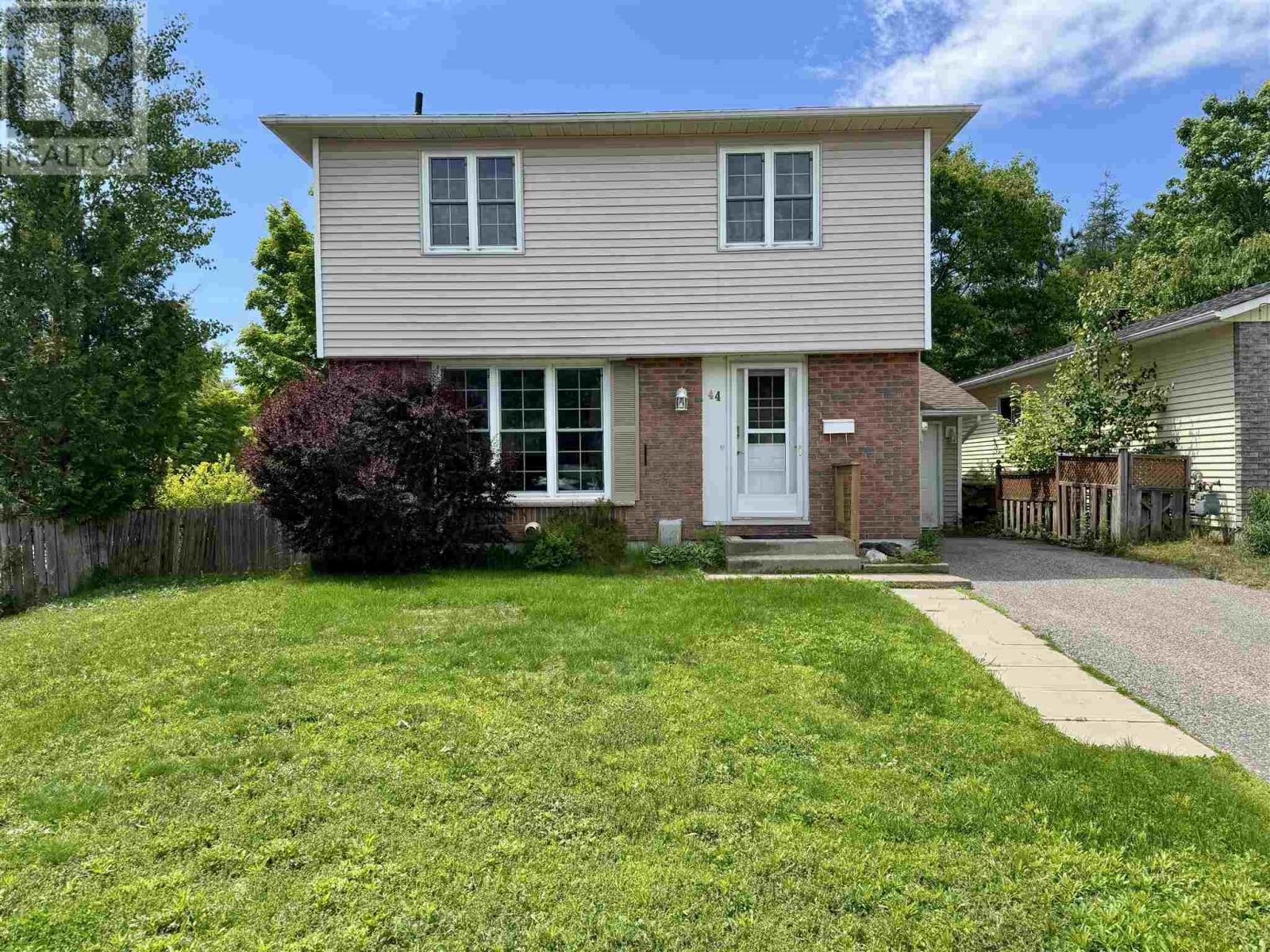 44 Macdonald Ct, Elliot Lake, Ontario  P5A 2V2 - Photo 2 - SM260911