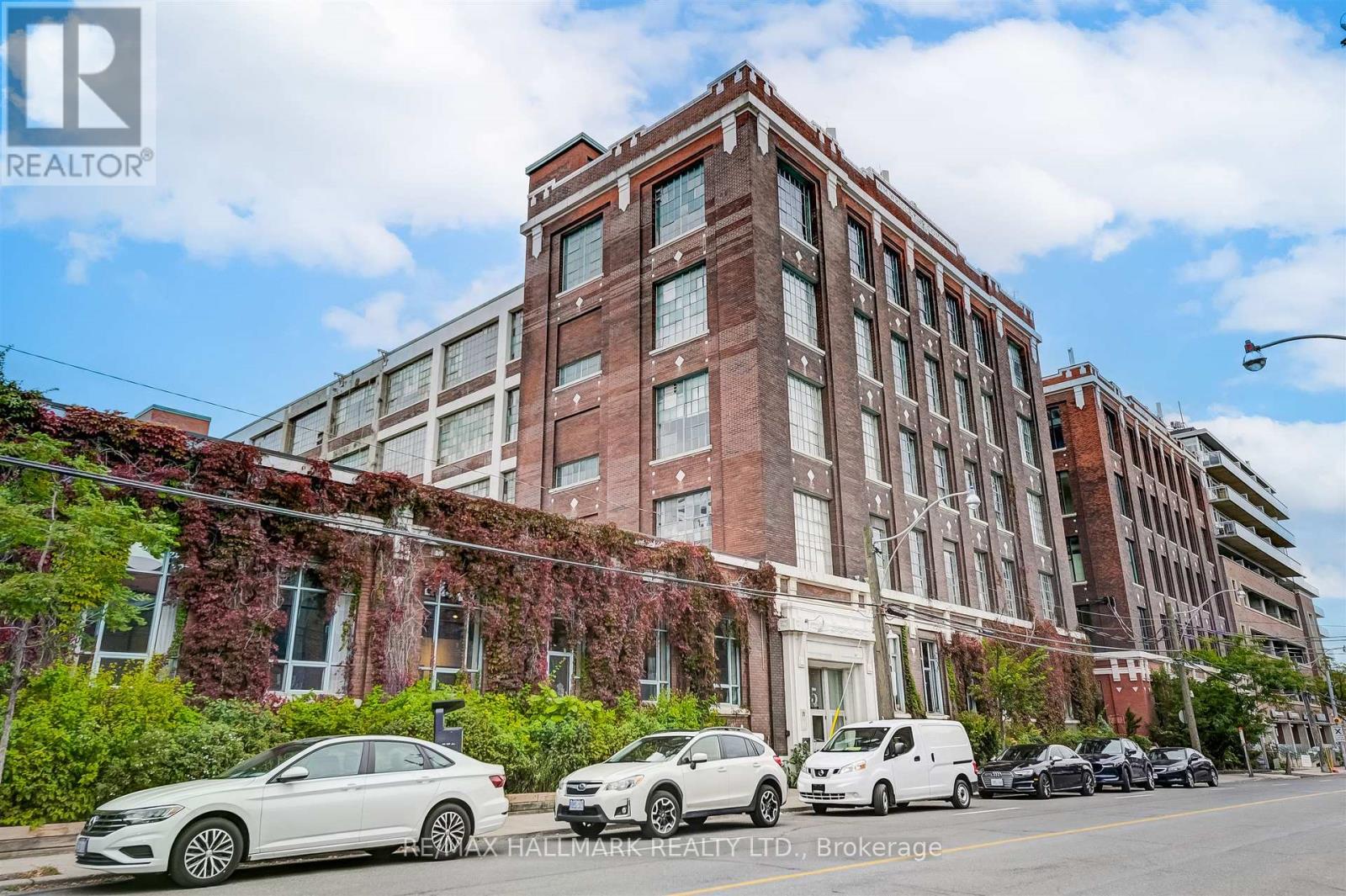 <div class="slider-price">$629,000</div><p>404a - 245 Carlaw Avenue, Toronto, Ontario</p>