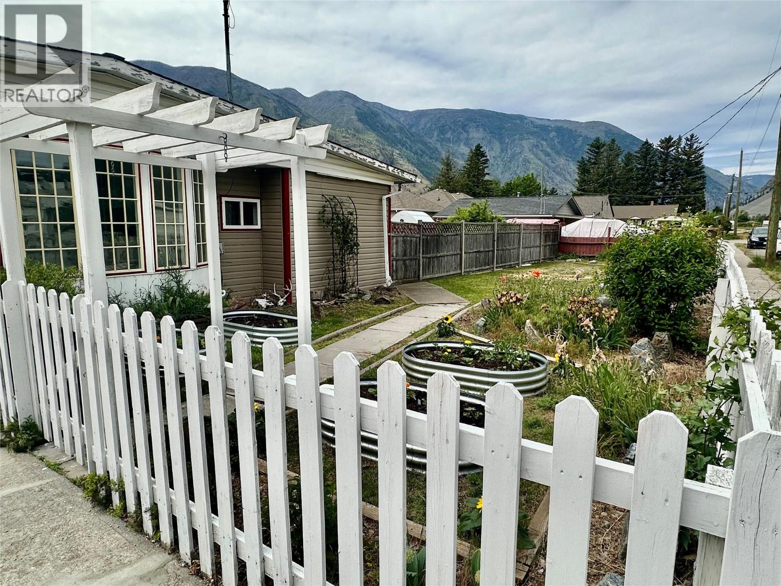 411 6th Avenue, Keremeos, British Columbia  V0X 1N3 - Photo 2 - 10379443