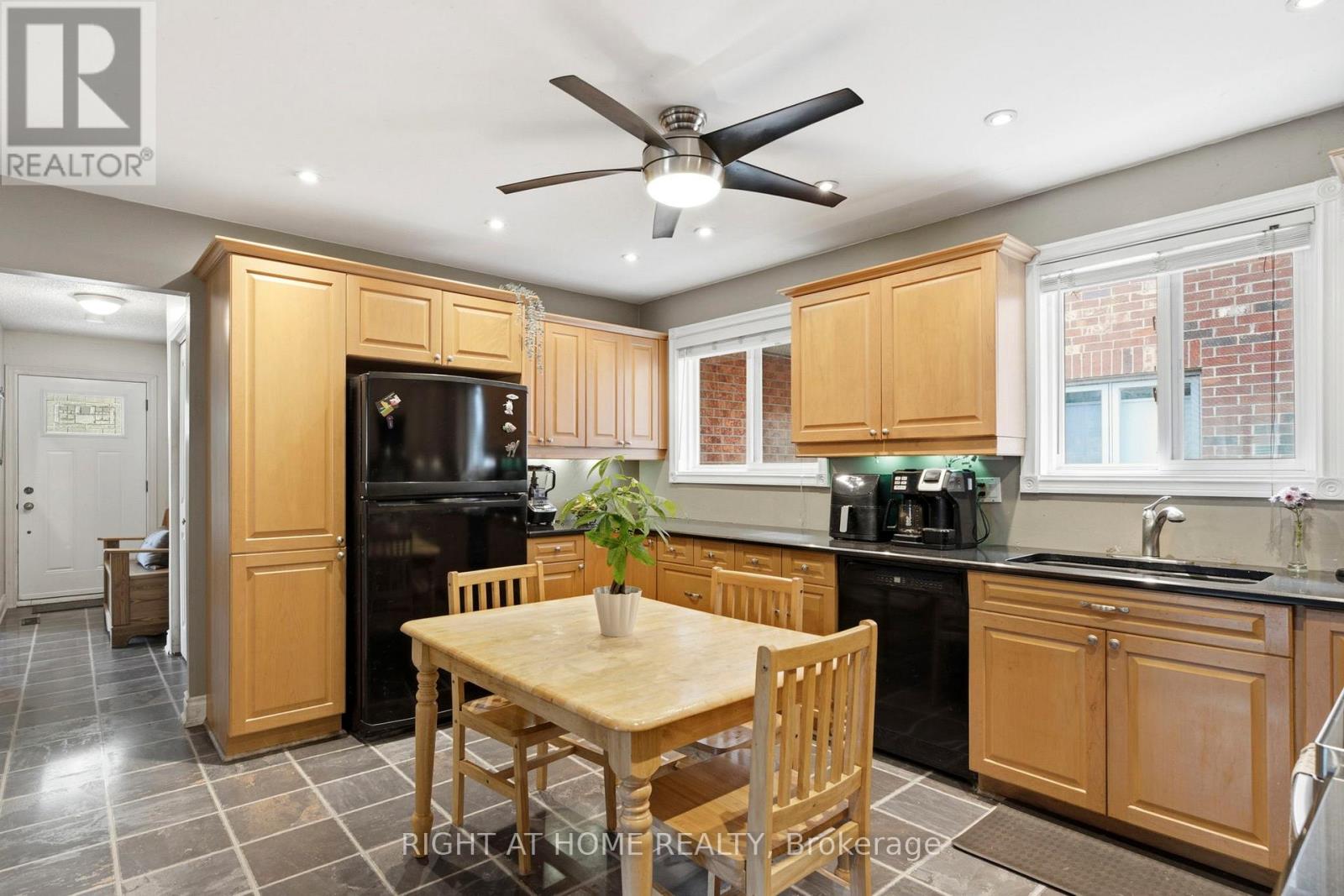 33 Benson Avenue, Mississauga, Ontario  L5H 2P3 - Photo 12 - W13440690