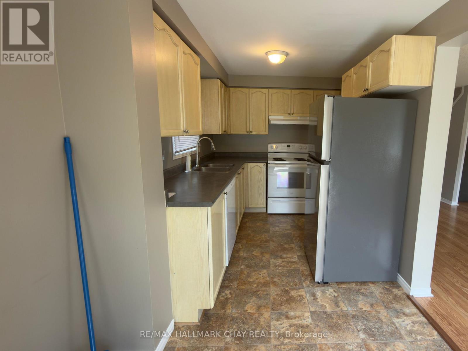 207 Tunbridge Road, Barrie, Ontario  L4M 6R6 - Photo 8 - S13104218