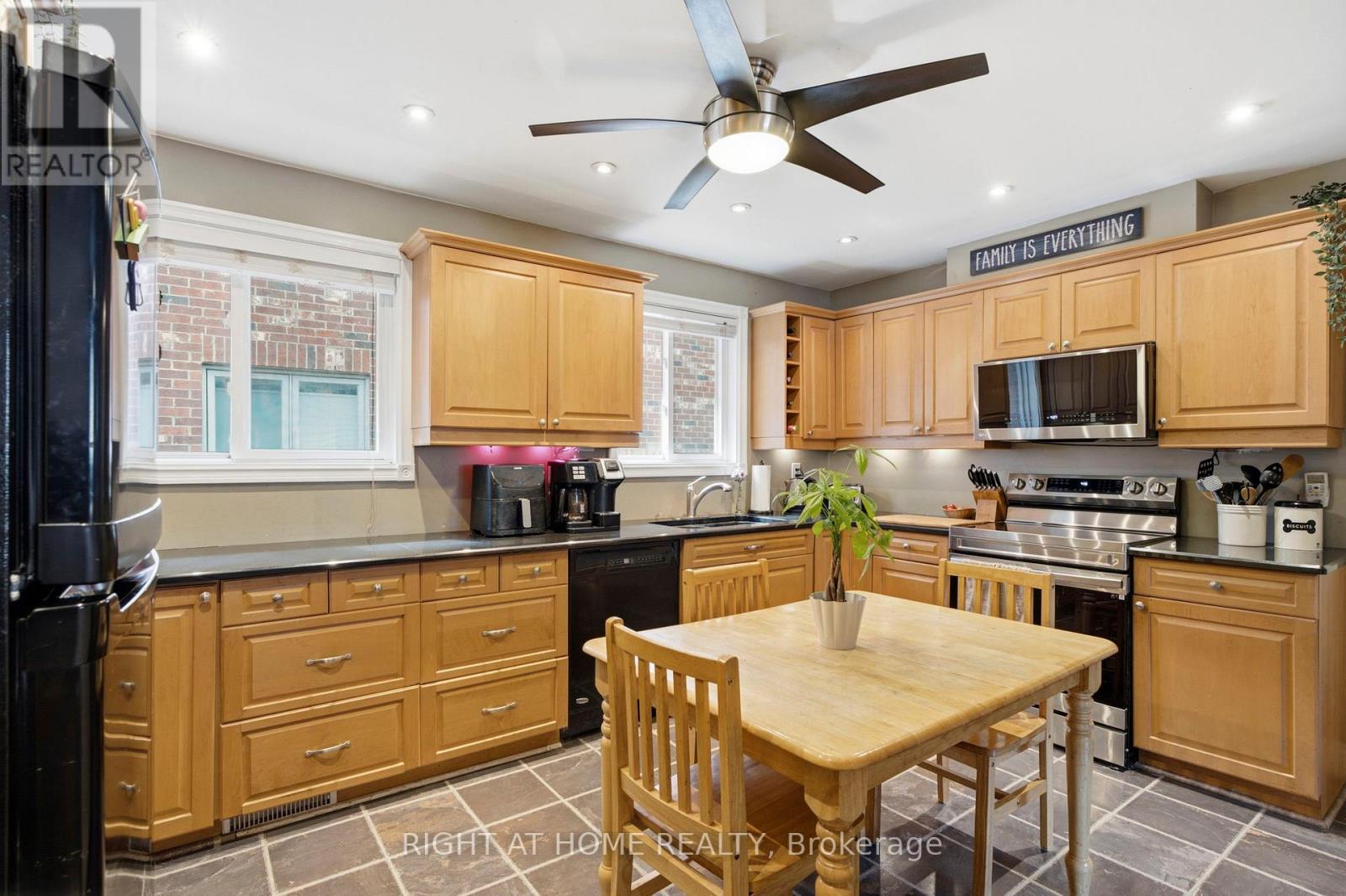 33 Benson Avenue, Mississauga, Ontario  L5H 2P3 - Photo 22 - W13440690