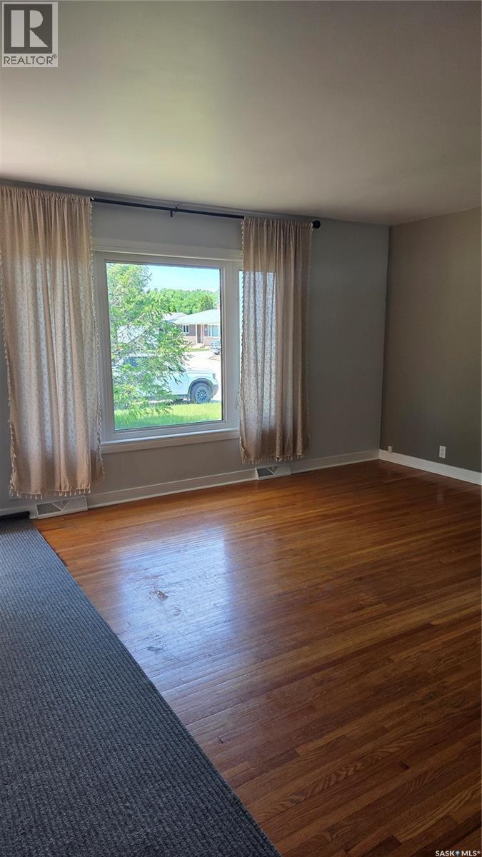 1151 Bogue Avenue, Moose Jaw, Saskatchewan S6H 4M4 - Photo 3 - SK039405