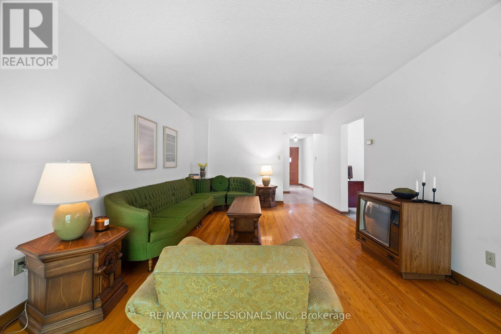 12 Ormskirk Court, Toronto, Ontario  M6S 1B2 - Photo 10 - W13453658