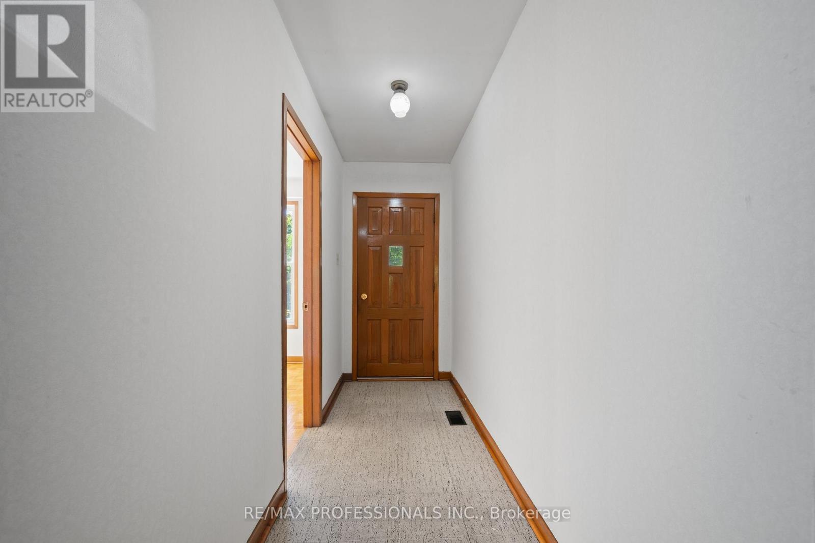 12 Ormskirk Court, Toronto, Ontario  M6S 1B2 - Photo 4 - W13453658