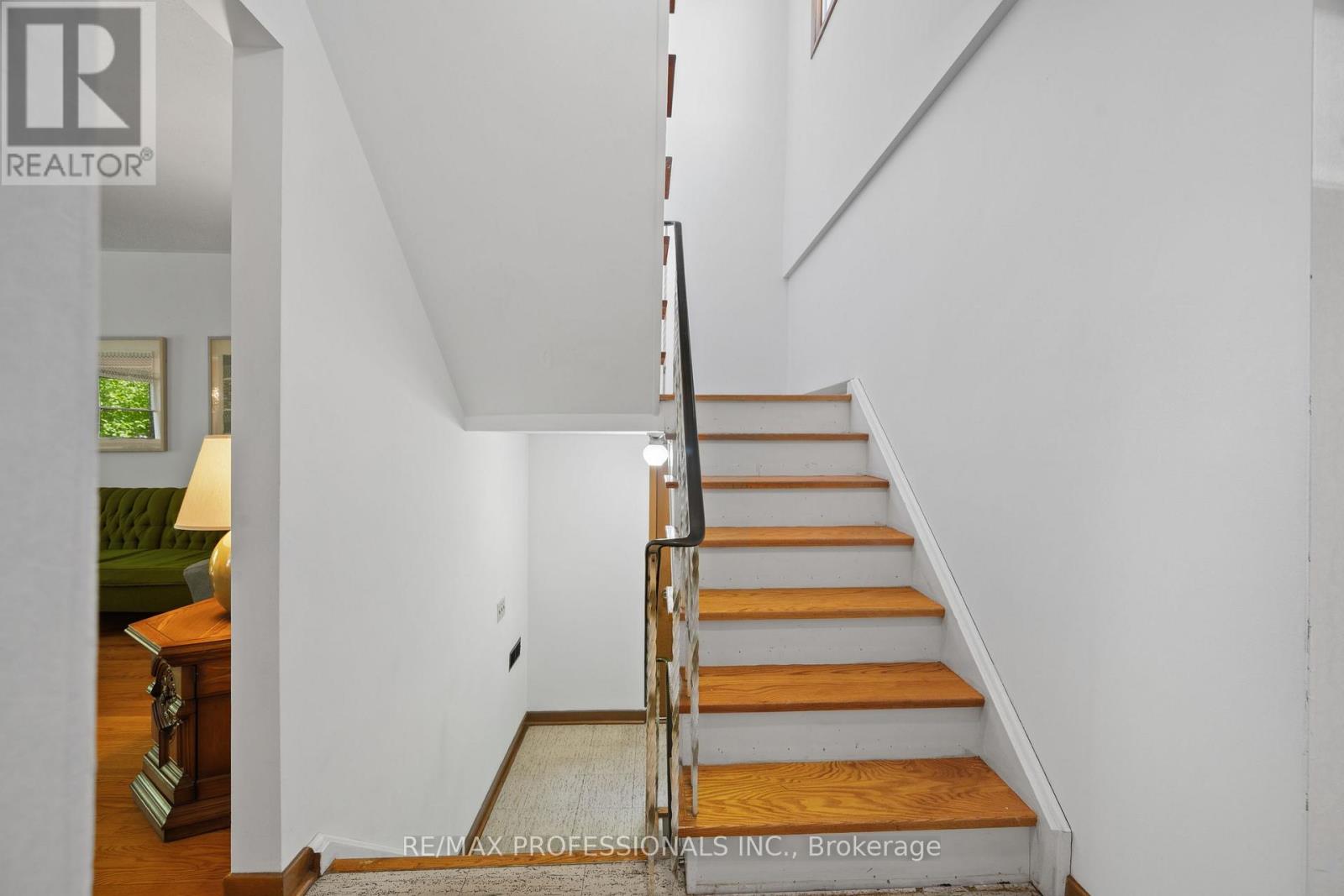 12 Ormskirk Court, Toronto, Ontario  M6S 1B2 - Photo 7 - W13453658