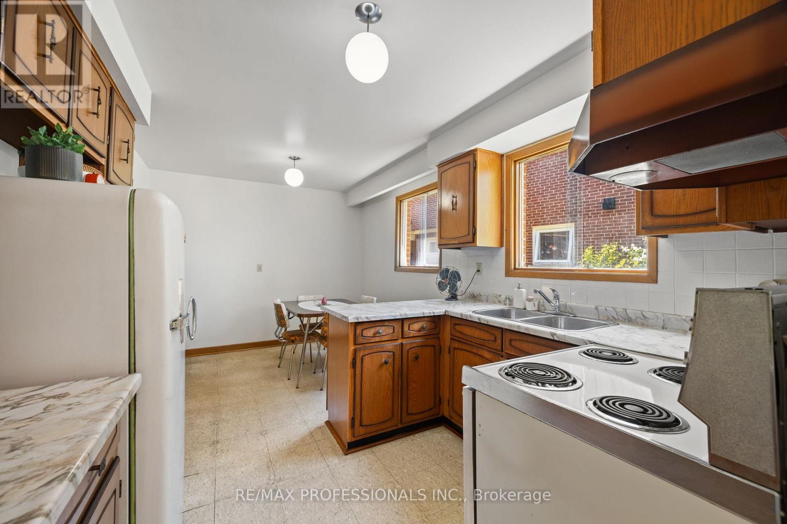 12 Ormskirk Court, Toronto, Ontario  M6S 1B2 - Photo 18 - W13453658