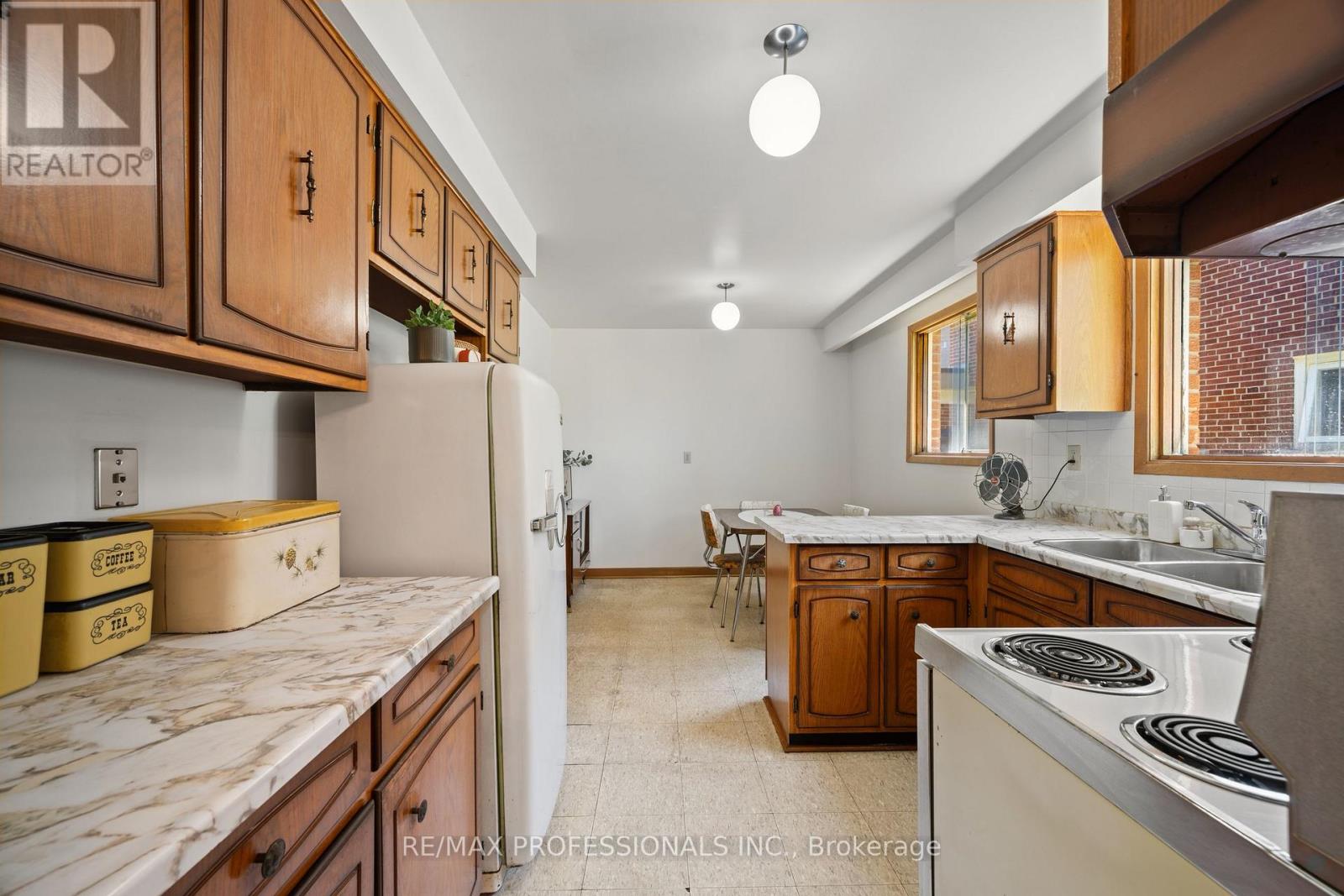 12 Ormskirk Court, Toronto, Ontario  M6S 1B2 - Photo 16 - W13453658