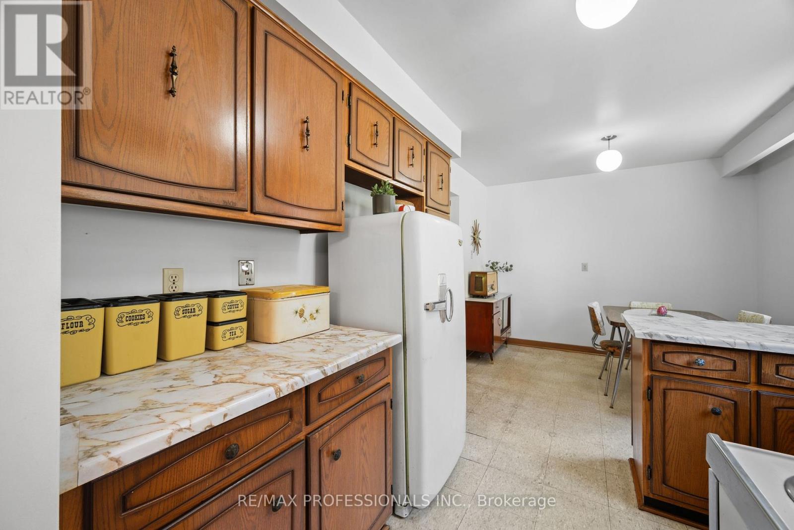 12 Ormskirk Court, Toronto, Ontario  M6S 1B2 - Photo 17 - W13453658