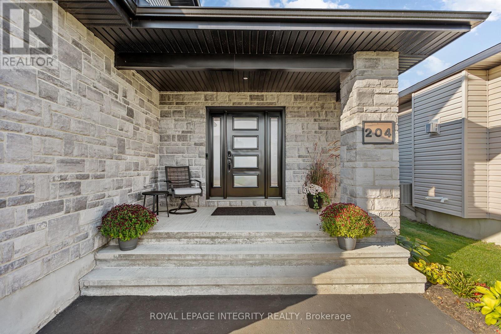 204 Hybrid Street, Russell, Ontario K0A 1W0 - Photo 2 - X13453778