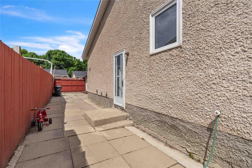 2456 Burrows Avenue, Winnipeg, Manitoba  R2R 2N1 - Photo 26 - 202614059