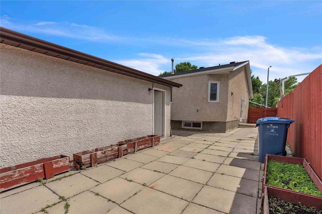2456 Burrows Avenue, Winnipeg, Manitoba  R2R 2N1 - Photo 28 - 202614059