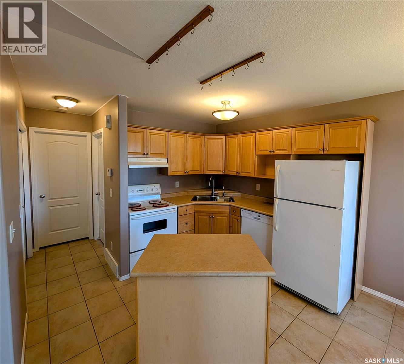 4068 Buckingham Drive E, Regina, Saskatchewan S4V 3A9 - Photo 2 - SK039543