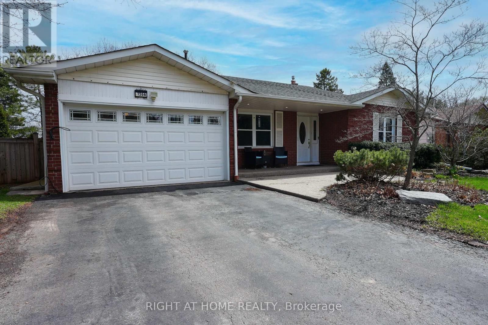 1266 Lakeview Drive, Oakville, Ontario  L6H 2M8 - Photo 3 - W13453836